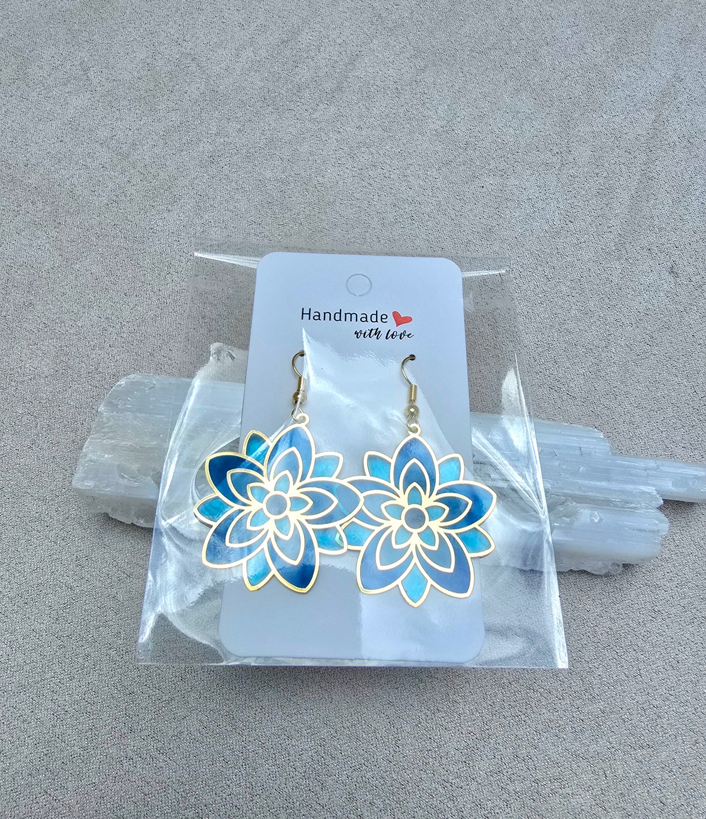 INDIGA FLOWER earrings.