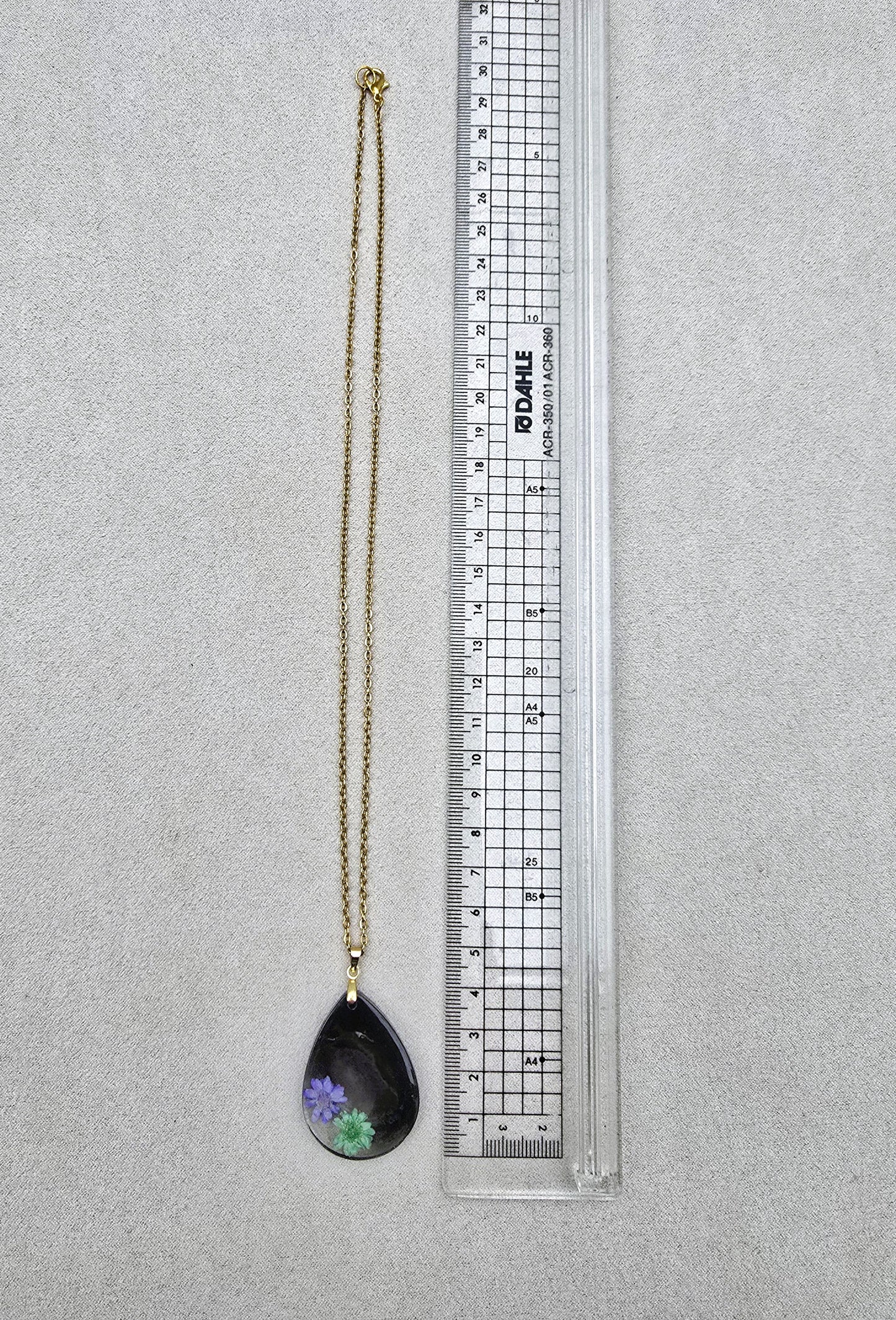 FLOWERS IN GALA necklace.