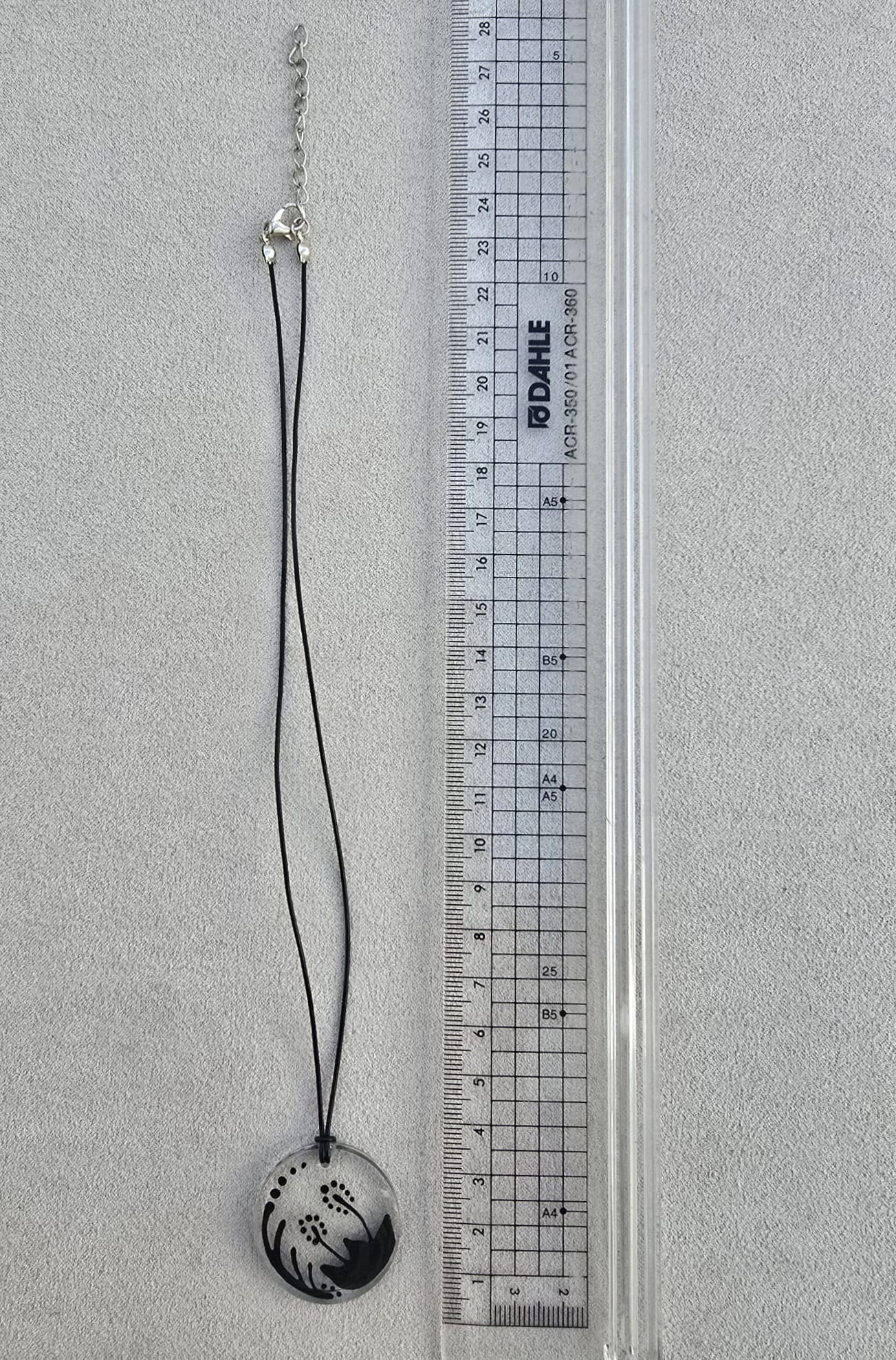 FLORAL SILHOUETTE necklace.