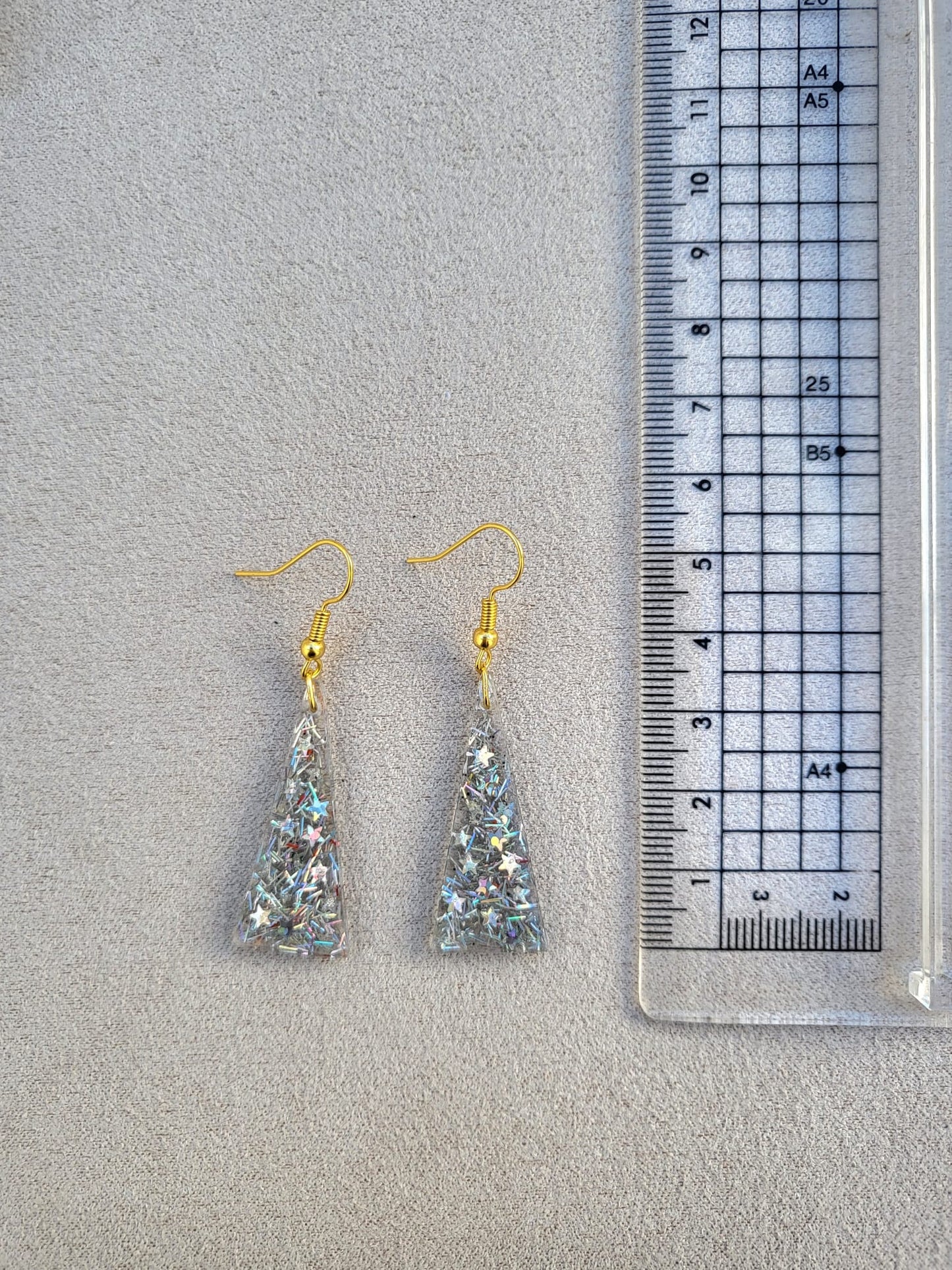 SPARKLING SHINE earrings.